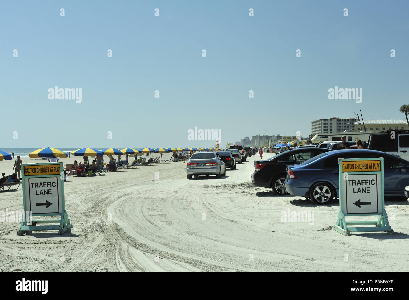 cars-parked-on-beach-sand-daytona-beach-florida-usa-E6MWXP.jpg