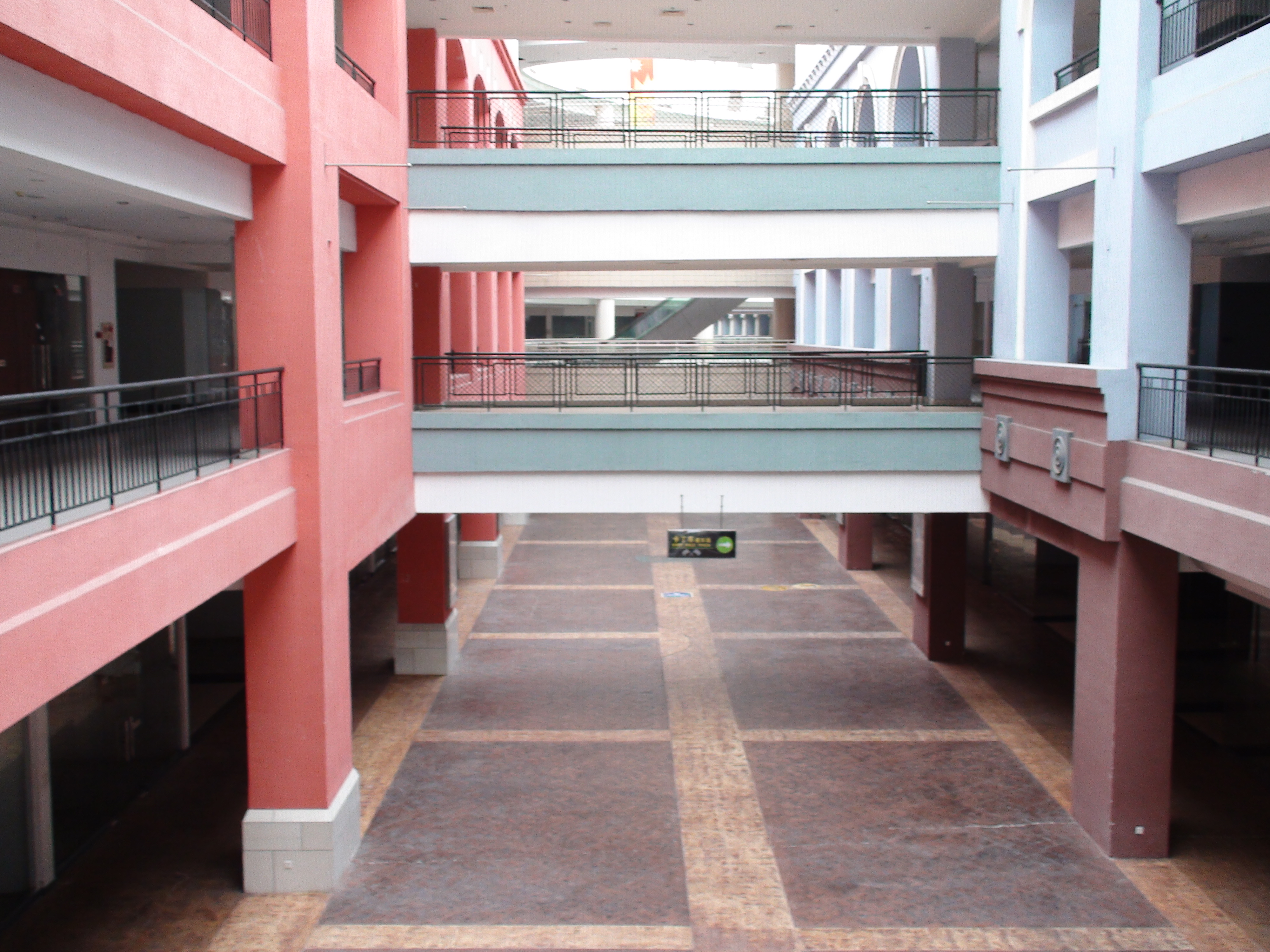 NewSouthChinaMall-DownEmptyHall.JPG