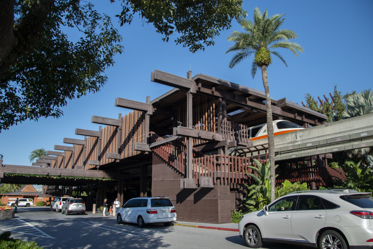 Poly-XMas-19-Exterior-1200x800.jpg