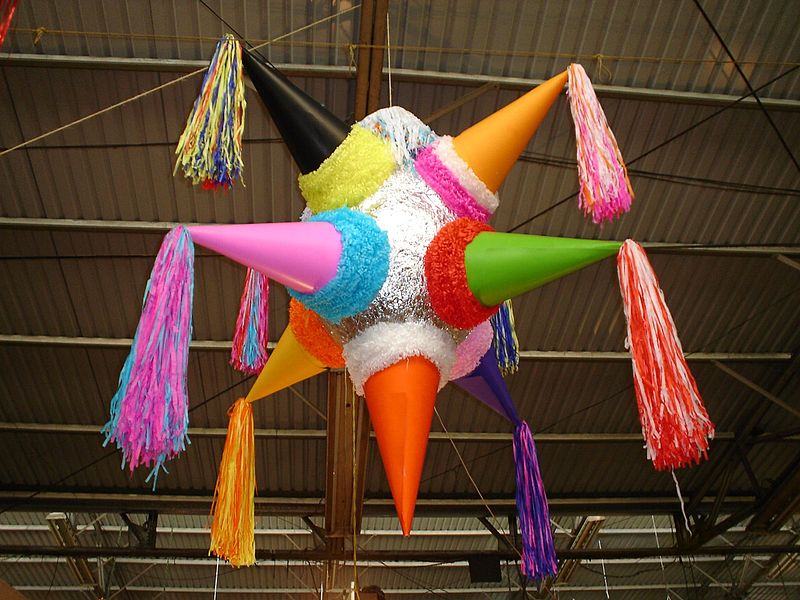 800px-PIÑATA.jpg