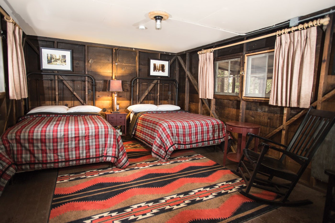 rs_1400x0_kc-grant_grove-rustic_cabin_interior.jpg