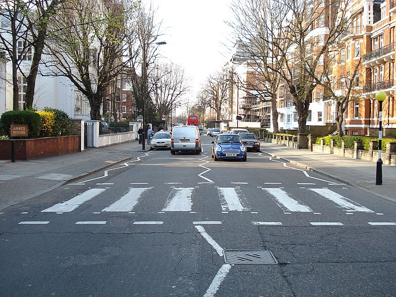 800px-Abbey_Road_zebra_crossing%2C_London_2007-03-31.jpg