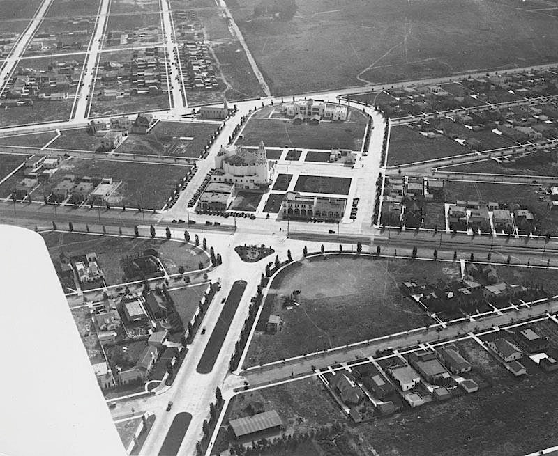 carthay-circle-theater-circa-1927.jpg