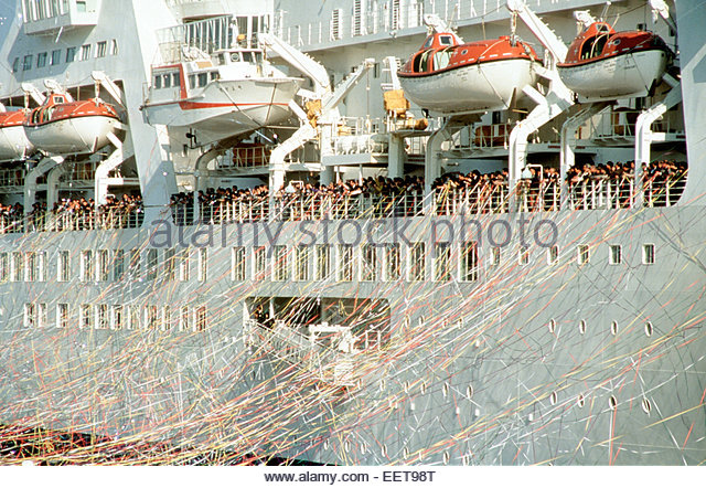 cruise-ship-streamers-eet98t.jpg
