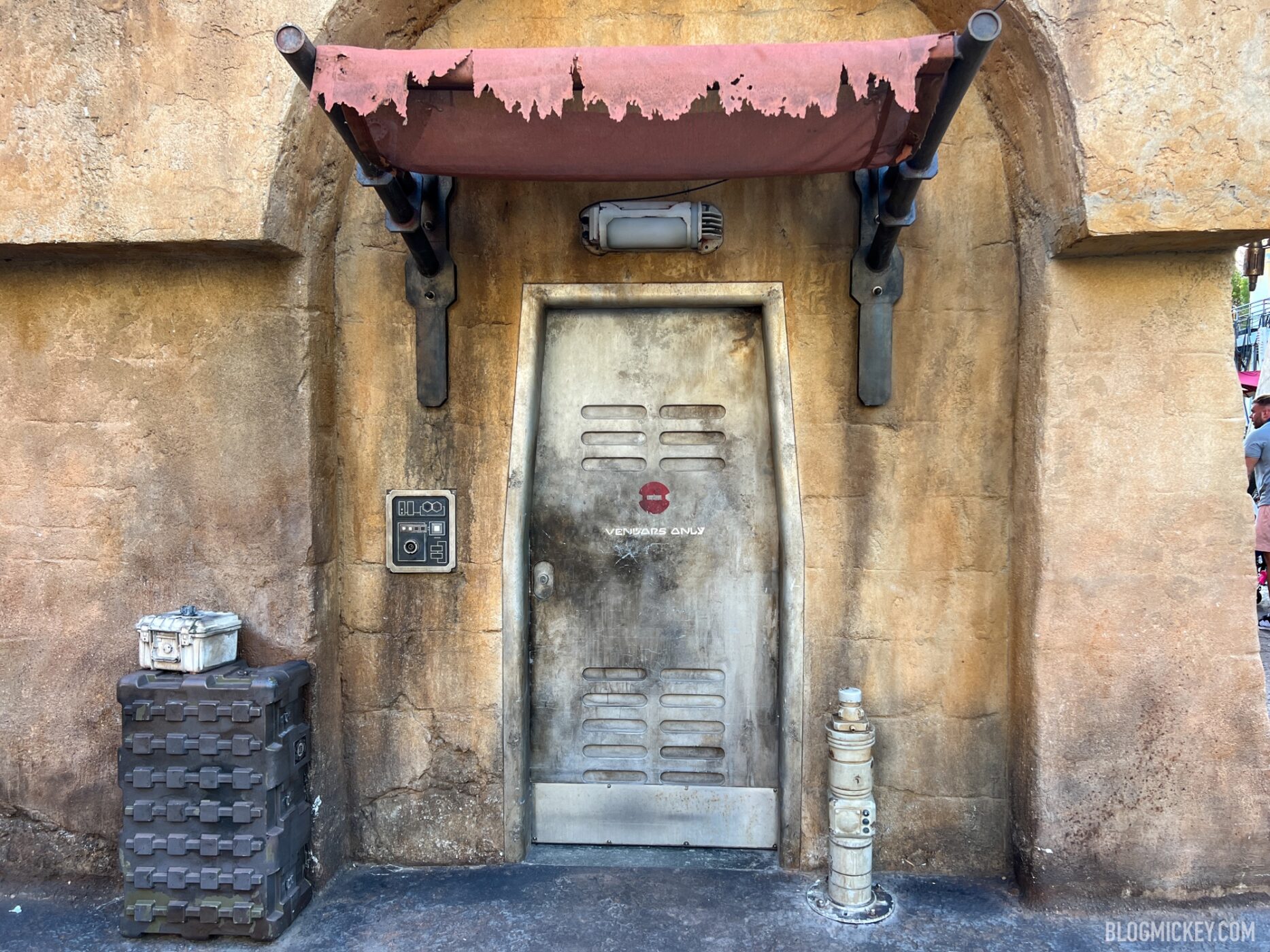 batuu-bounty-hunters-door-removed-2-1867x1400.jpg