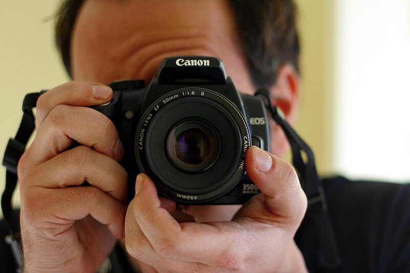 800px-Photographer.jpg