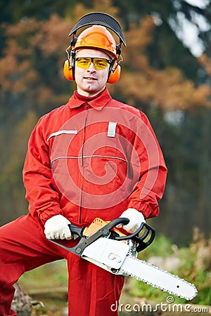 lumberjack-worker-chainsaw-forest-21939624.jpg