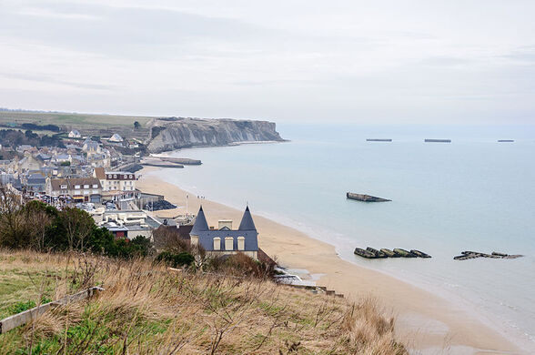 800px-Arromanches-les-Bains_port_artificiel_Mulberry.jpg