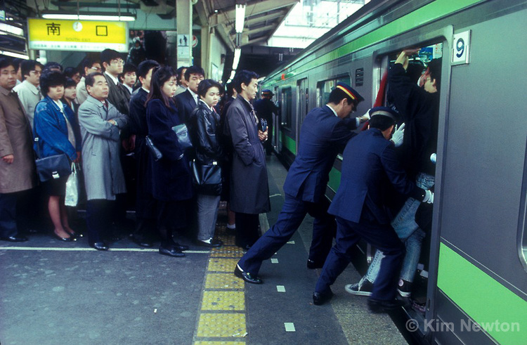 subway-pushers-in-tokyo.jpg