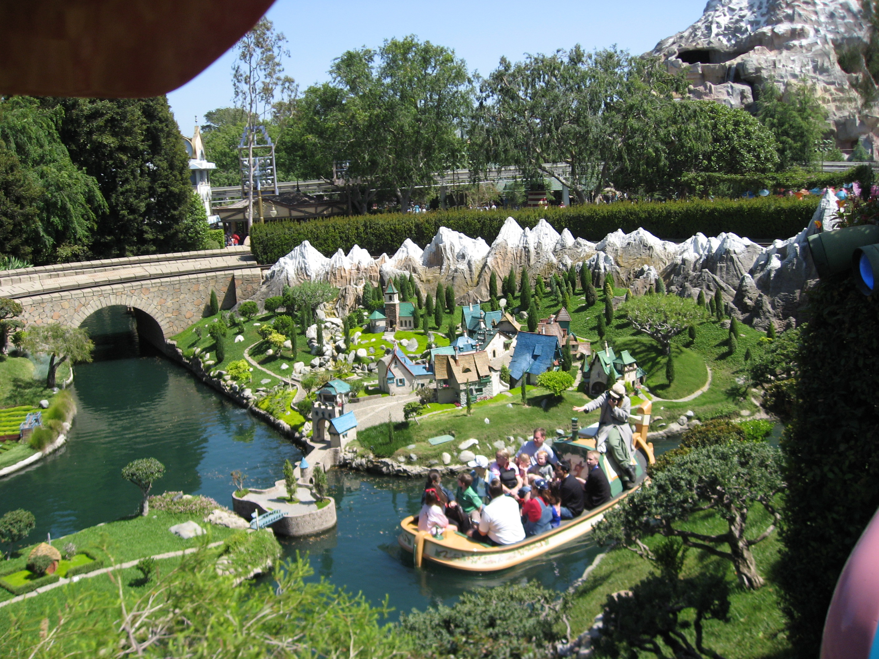 Disneyland-Storybookland-1.jpg