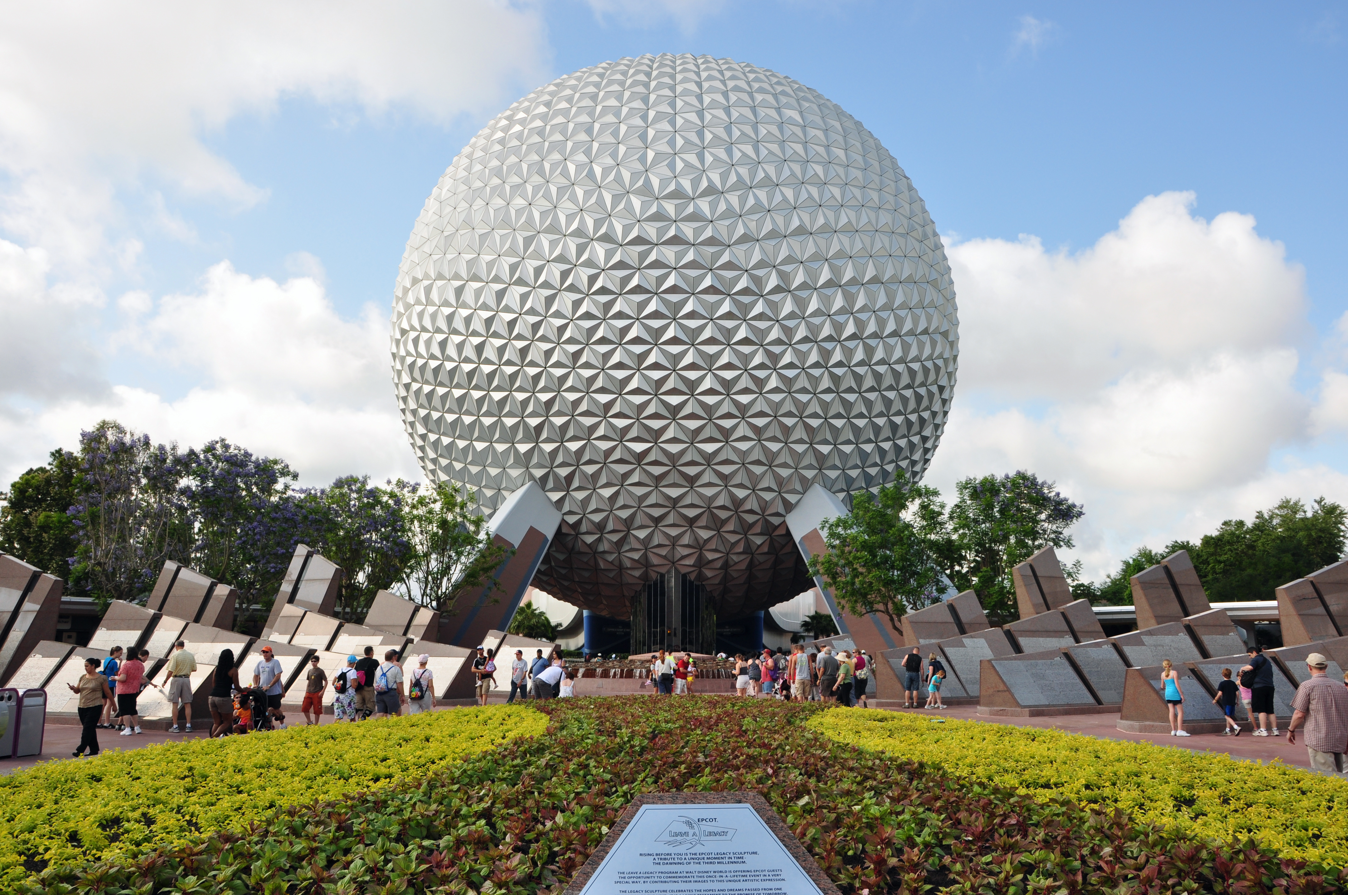 1_epcot_spaceship_earth_2010a.JPG