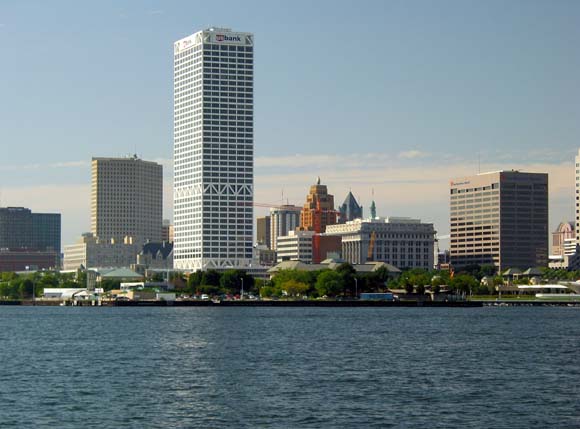 011_milwaukee_skyline.jpg