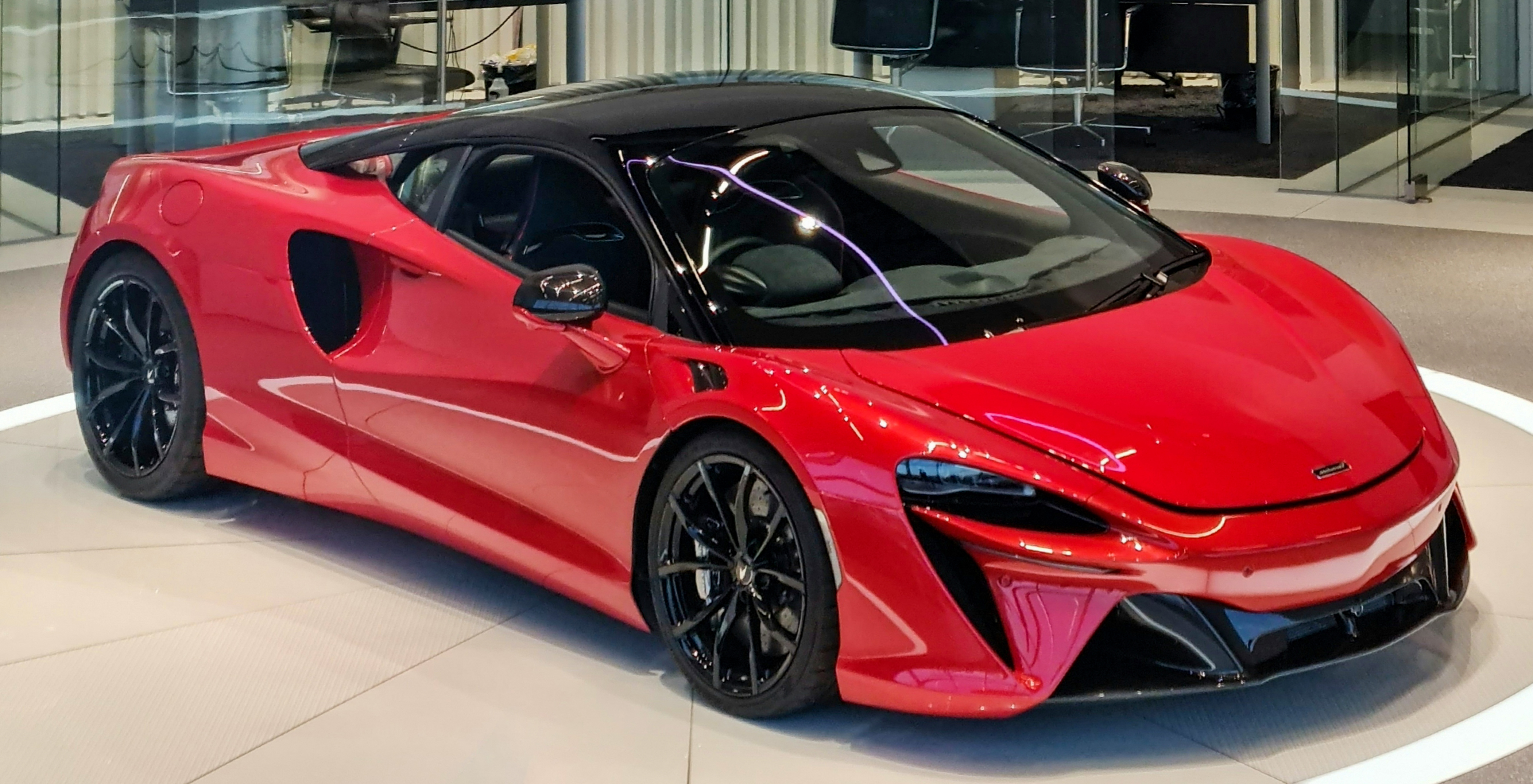 2021_McLaren_Artura_%281%29.jpg