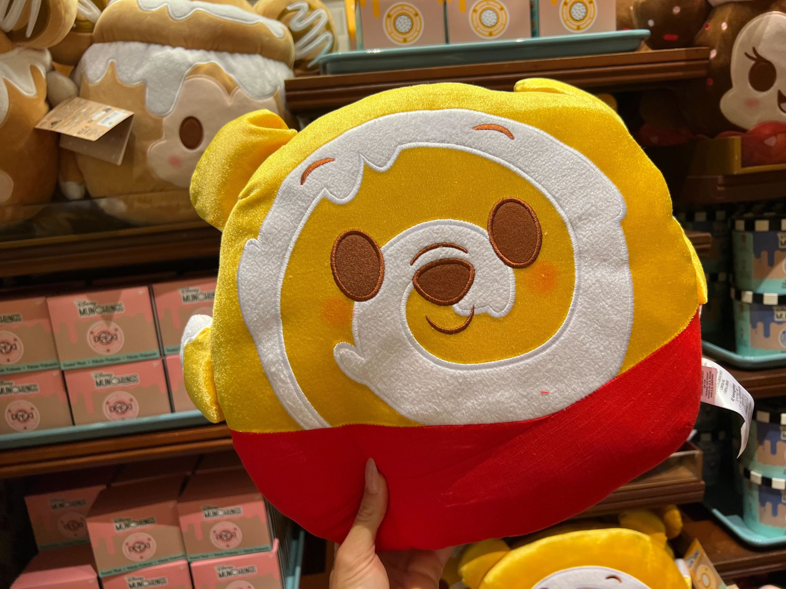 Disney Munchkins Winnie the Pooh honey cake front scaled