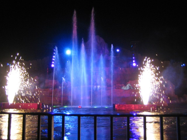 Fantasmic_fountains_and_fireworks.sized.jpg
