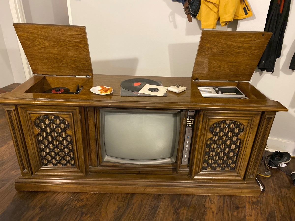 repairing_a_vintage_magnavox_tv_x2.jpg