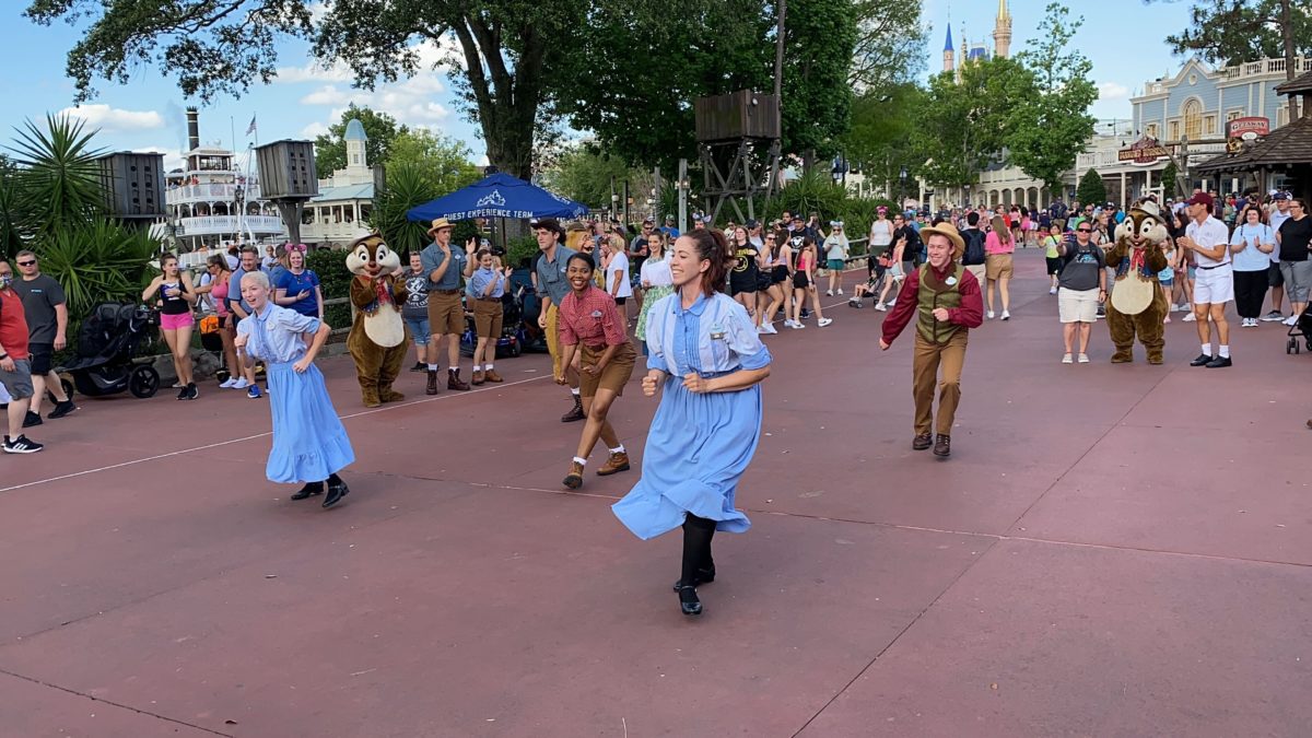 characters-in-frontierland-hoedown-20-1200x675.jpg
