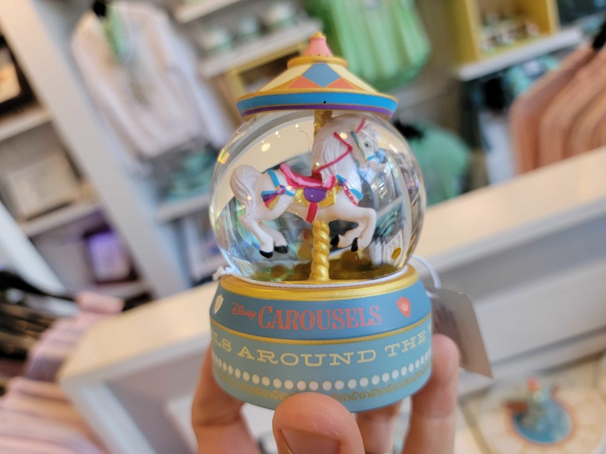 disney carousels snow globe dl 1