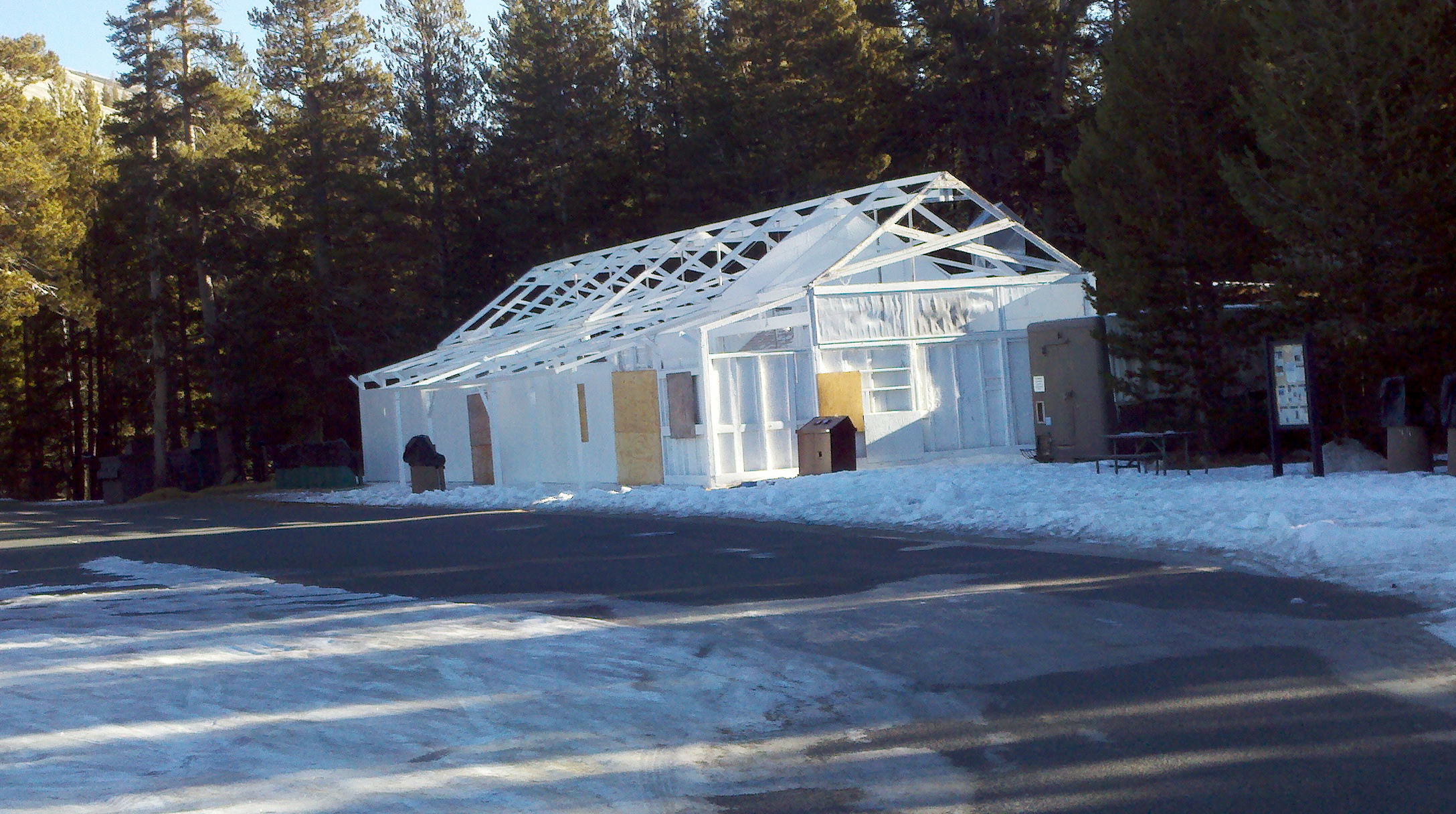 Tuolumne_Meadows_store_in_winter.jpg
