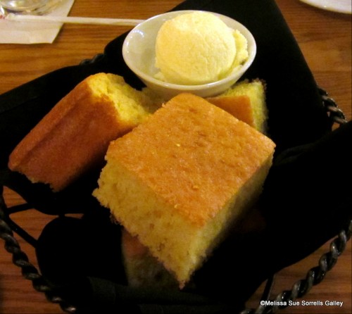 Delicious-basket-of-corn-bread-500x446.jpg