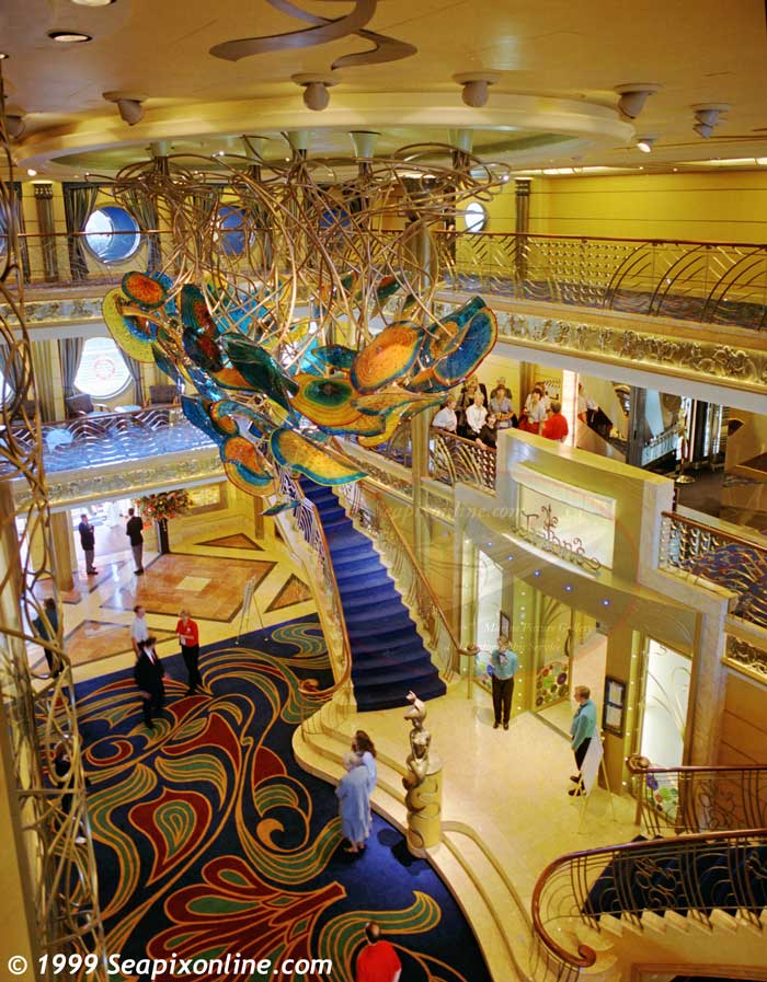Disney%20Wonder,%20atrium%20_1.jpg