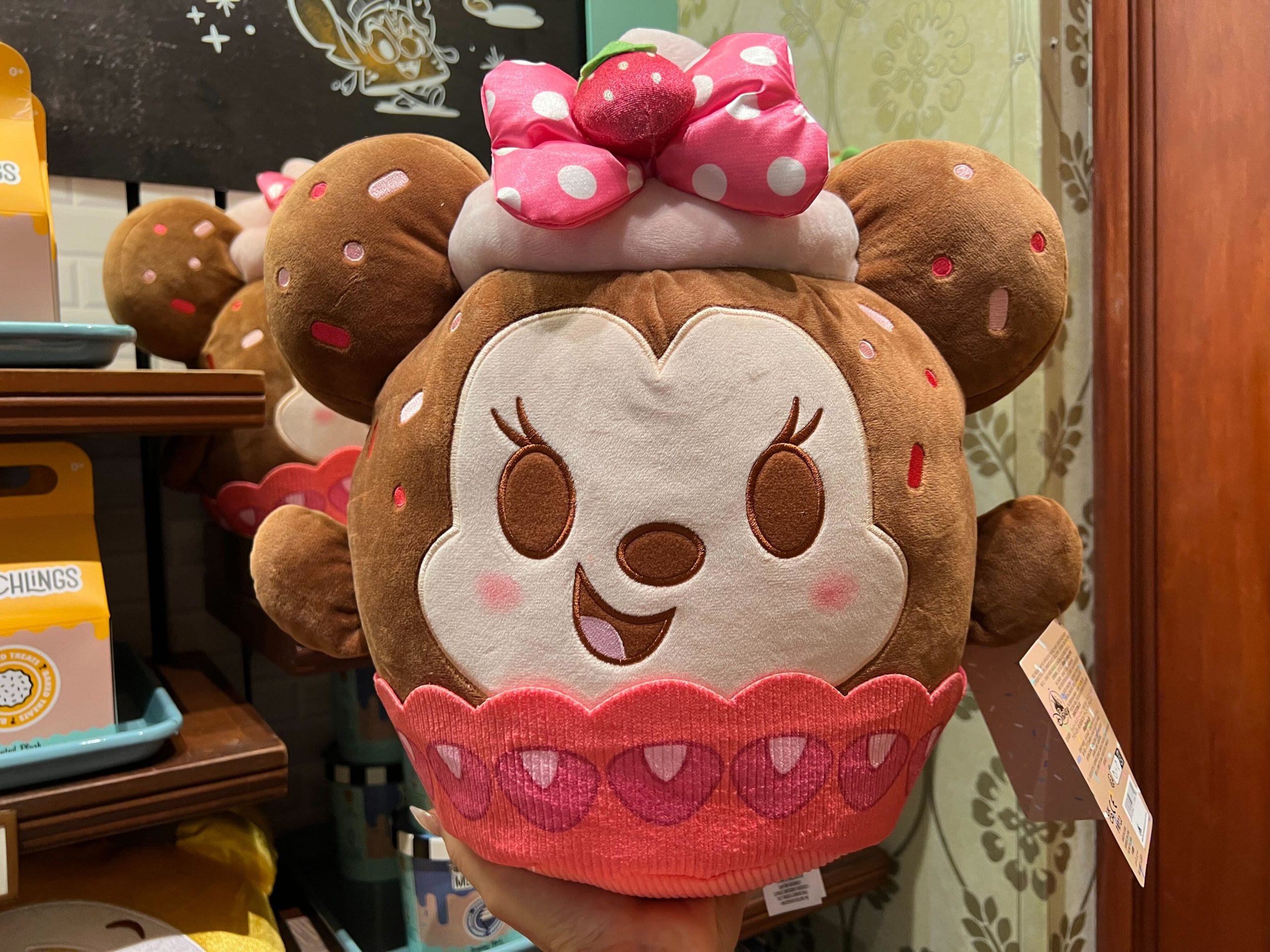 Munchling Minnie Mouse strawberry cupcake front