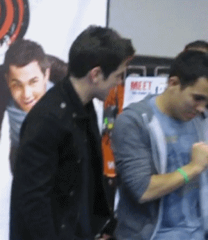 tumblr_lpy4gtiBiG1qe180do1_400.gif