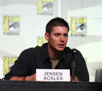 Jensen_Ackles_2008_Comic-Con_03_Cropped.jpg