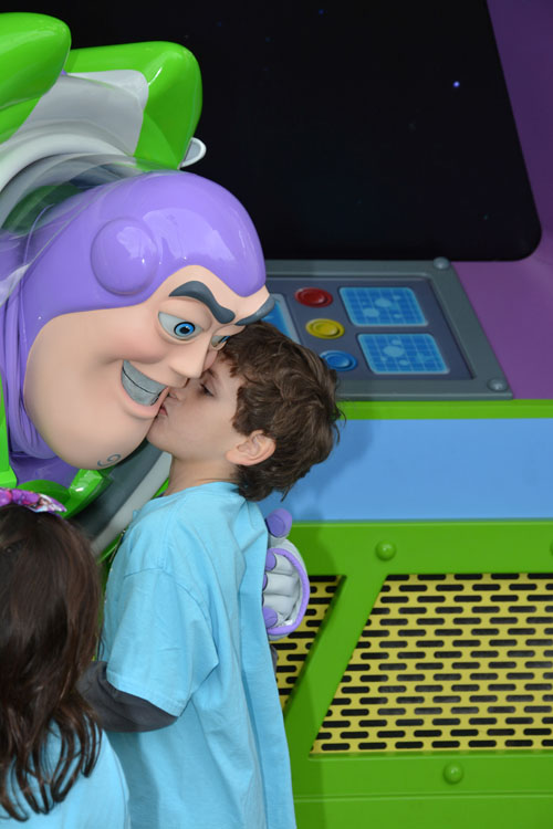 buzz_kiss.jpg