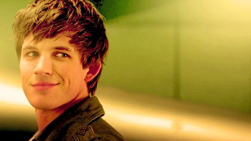 Liam-90210-18570240-500-281.jpg