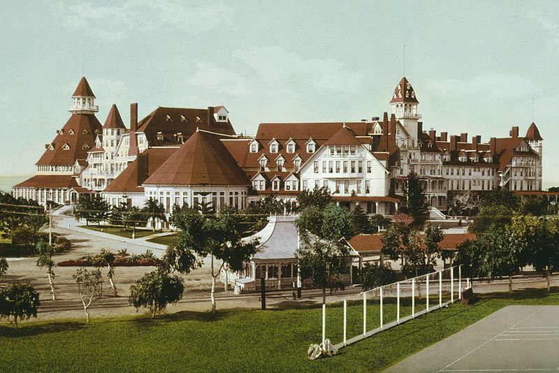 800px-Hotel-Del-Coronado-Beach-cropped.jpg