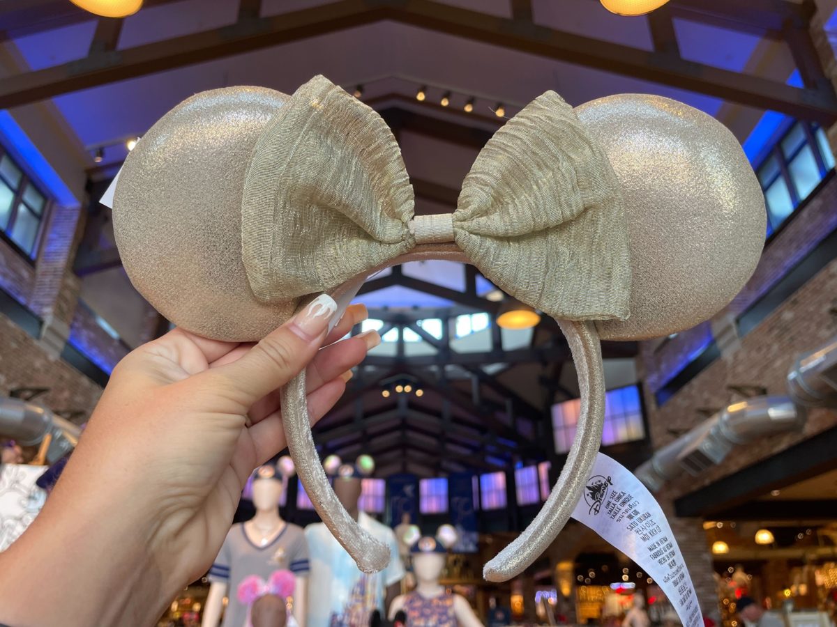shiny beige ears 7826