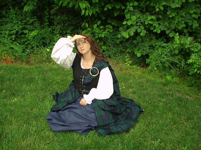 scottish_highland_womans_outfit_10.jpg