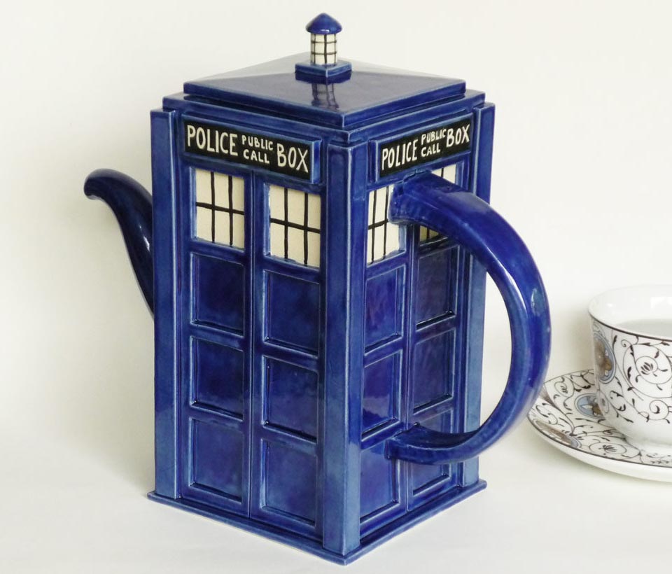 handmade_doctor_who_tardis_teapot_5.jpg