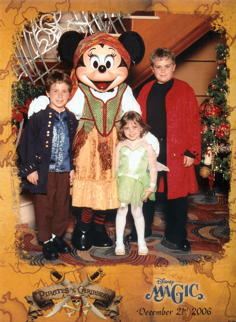 pirate_minnie_and_the_kids.jpg