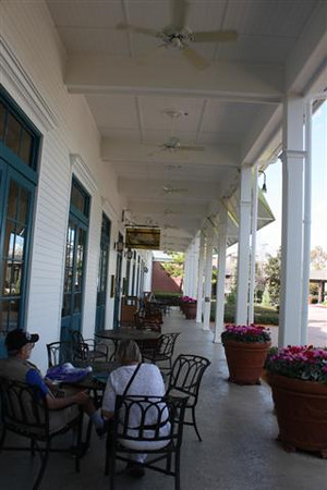 561028832_sqzwH-M.jpg