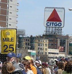 modern-family-runs-the-boston-marathon-L-vVIhem.jpeg