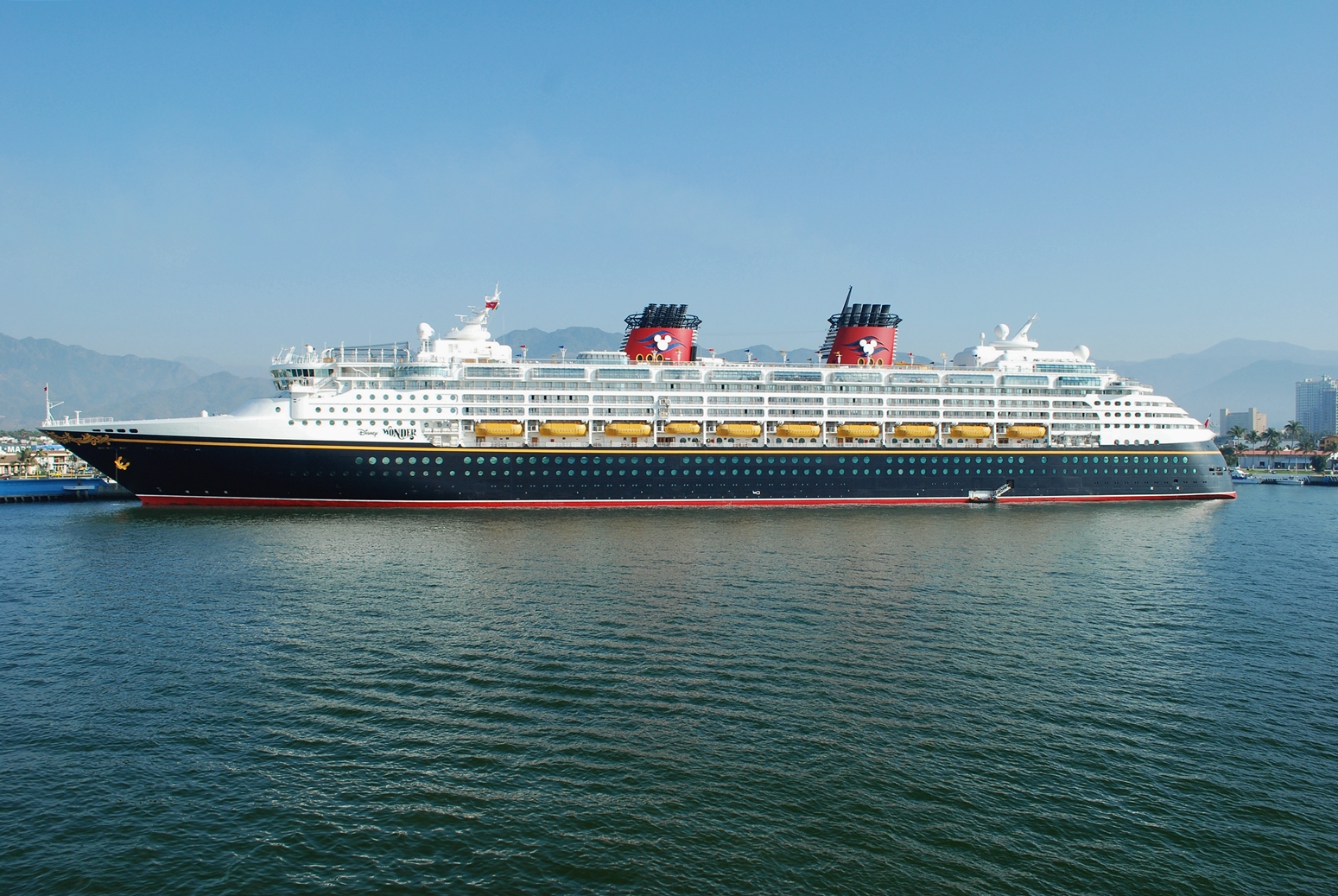 Disney_Wonder_20110216.JPG