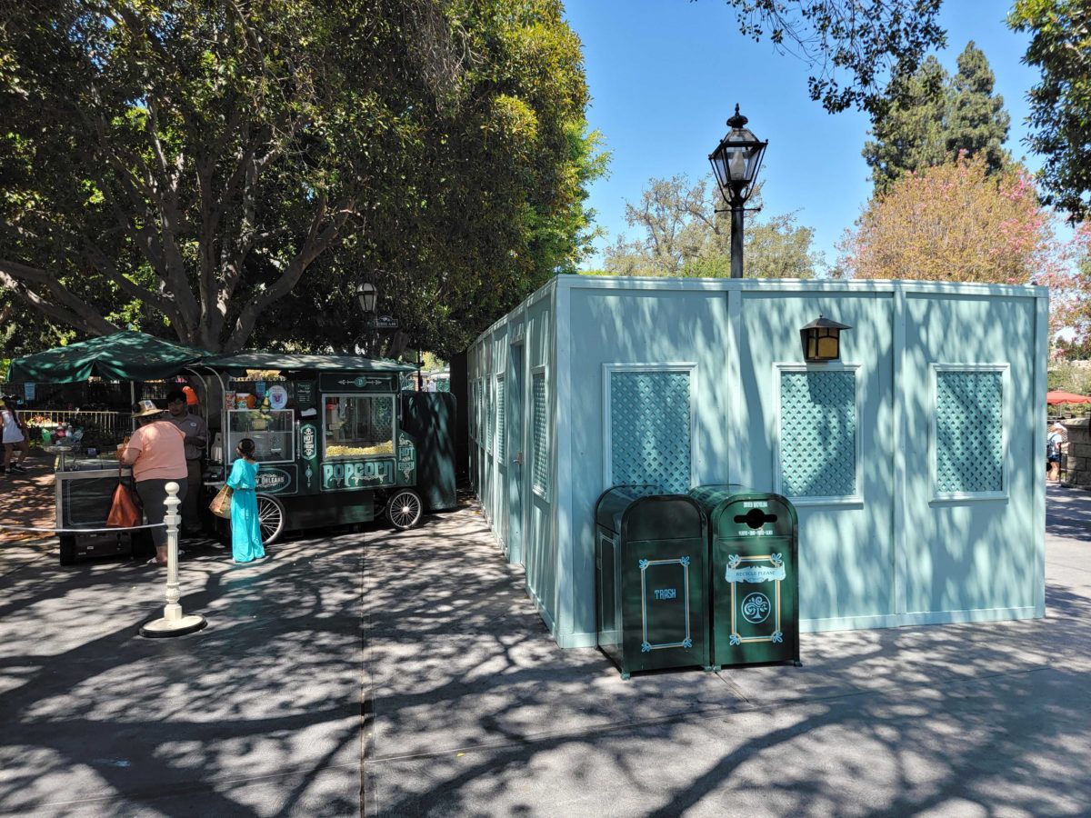 haunted mansion holiday construction 121942