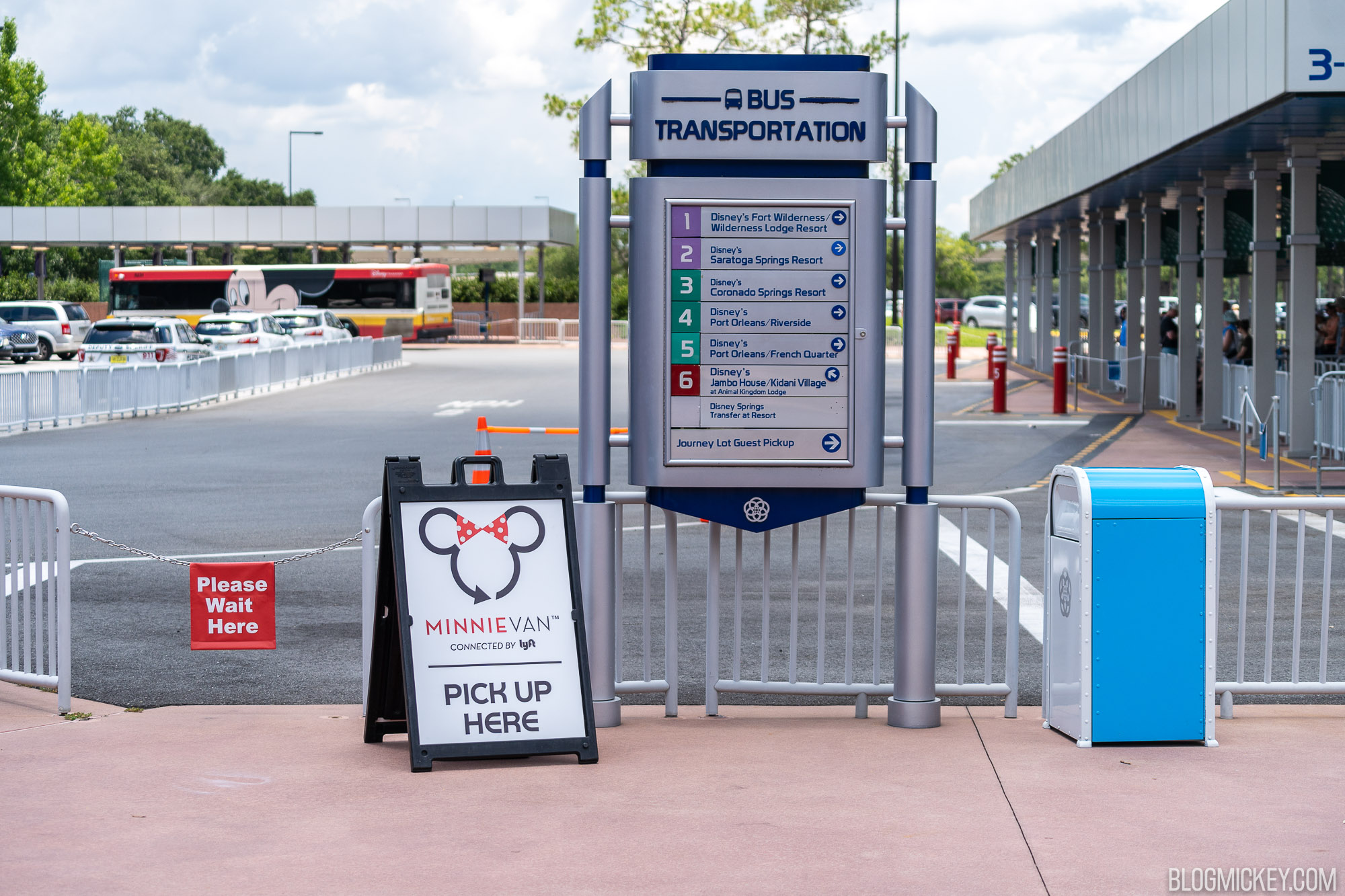 minnie-van-epcot-spaceship-earth-4.jpg