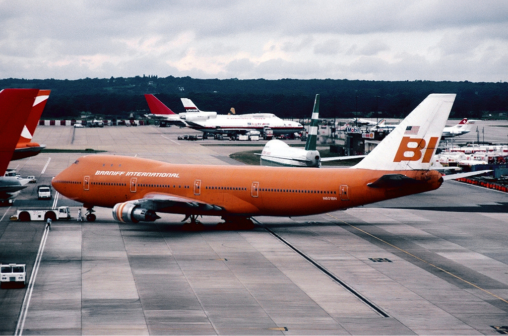 Braniff_International_Boeing_747-100_Rees.jpg