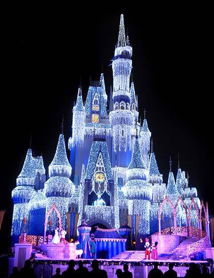Disney-Christmas-christmas-16660871-425-553.jpg