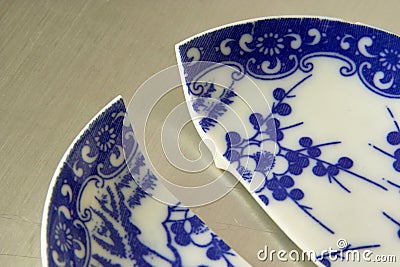 broken-china-8188753.jpg