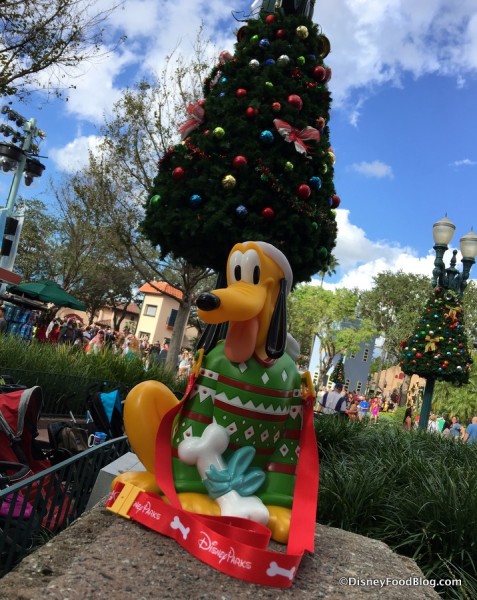 Flurry-of-Fun-Holiday-Christmas-Pluto-Popcorn-Bucket-2017-Popcorn-Carts-2-477x600.jpg