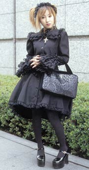 2002_07_gothiclolita_mp.jpg