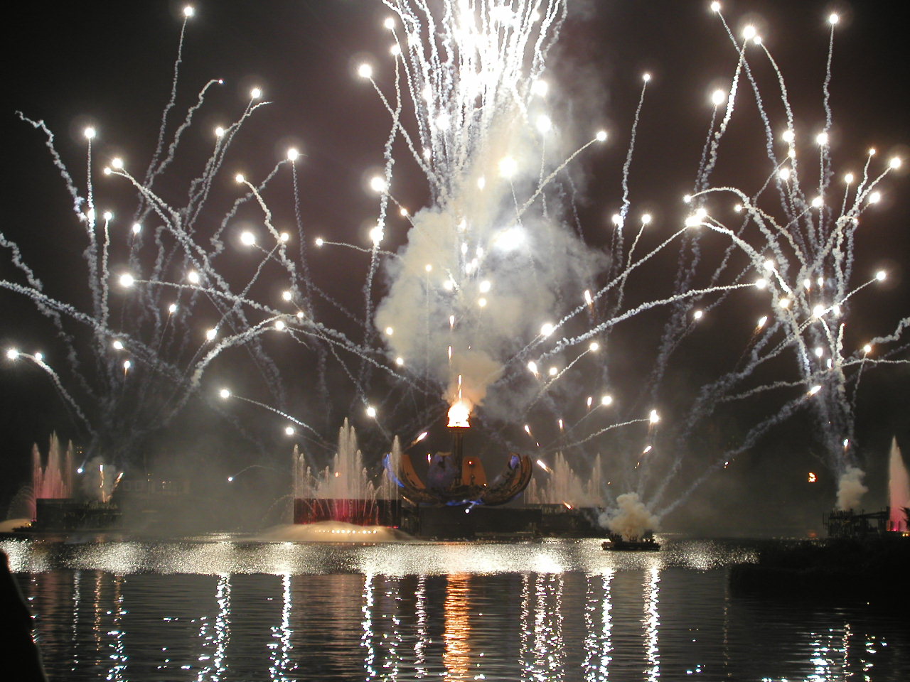 World_Showcase_Lagoon_during_IllumiNations.jpg