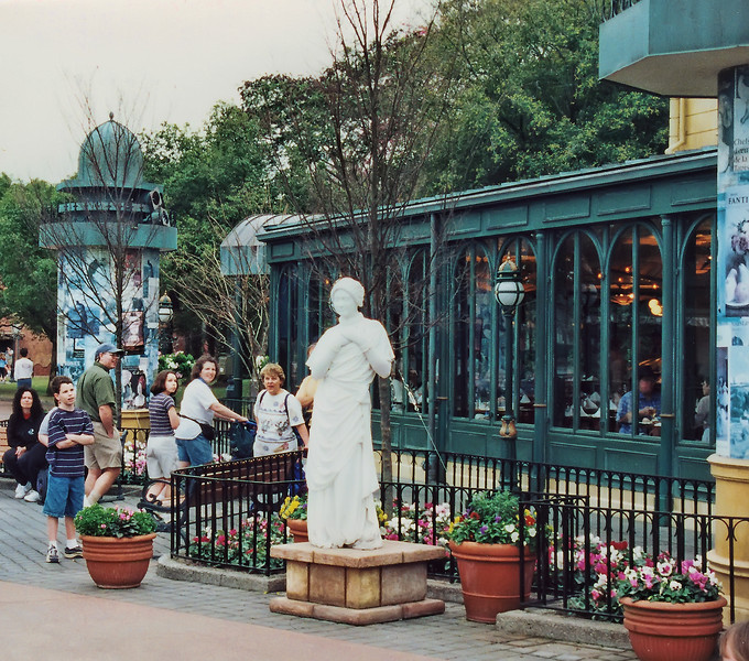 Epcot-Liv-Statue-1-L.jpg