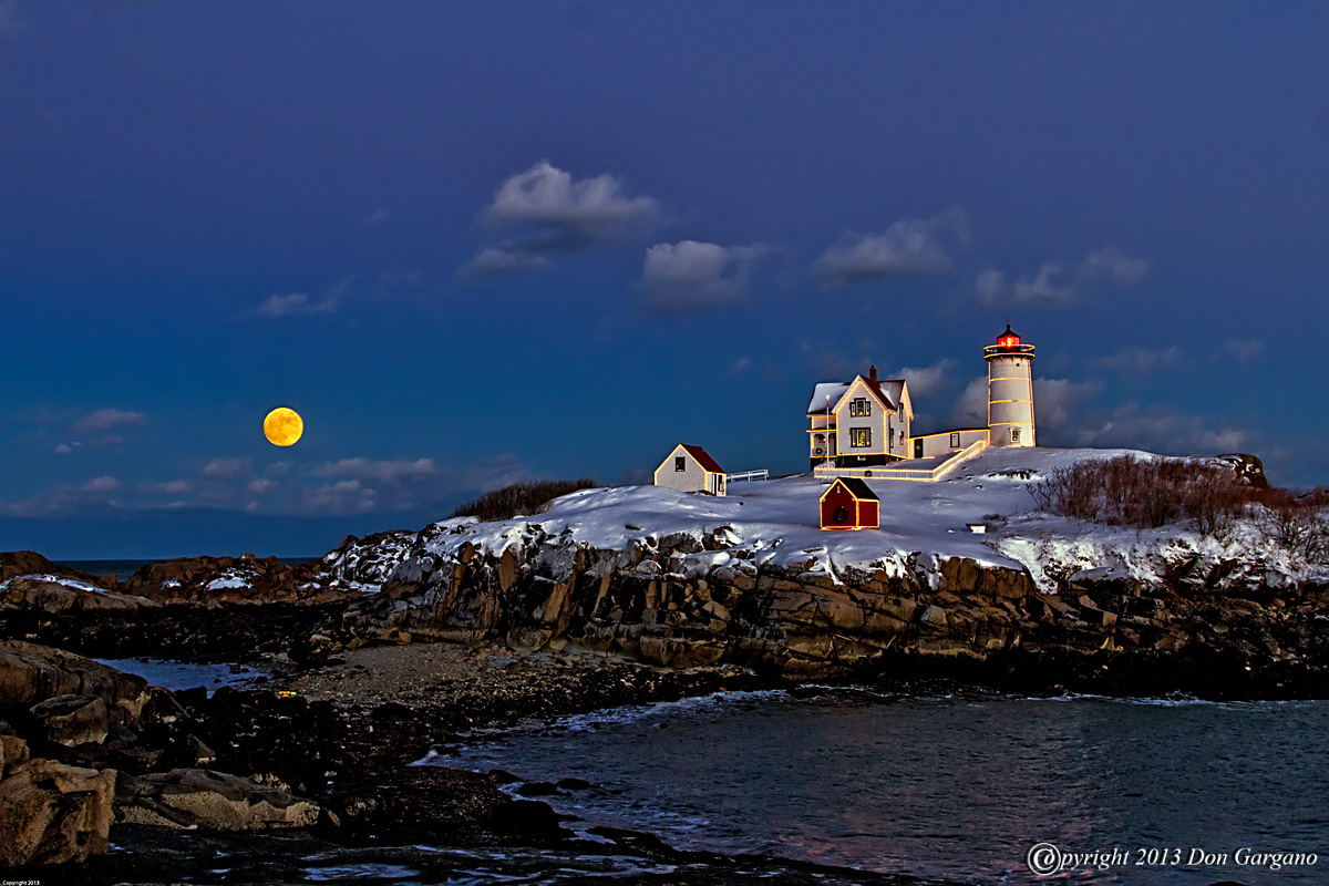 Nubble%20Lighthouse-12-16-04cr%20-X2.jpg