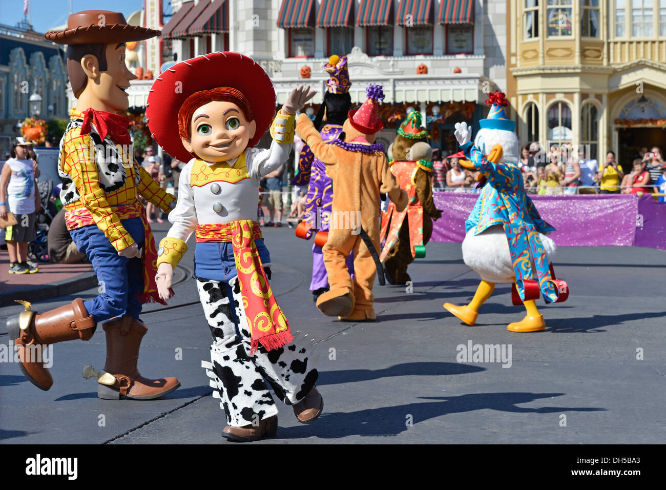 woody-and-jessie-of-toy-story-other-disney-characters-in-a-parade-DH5BA3.jpg