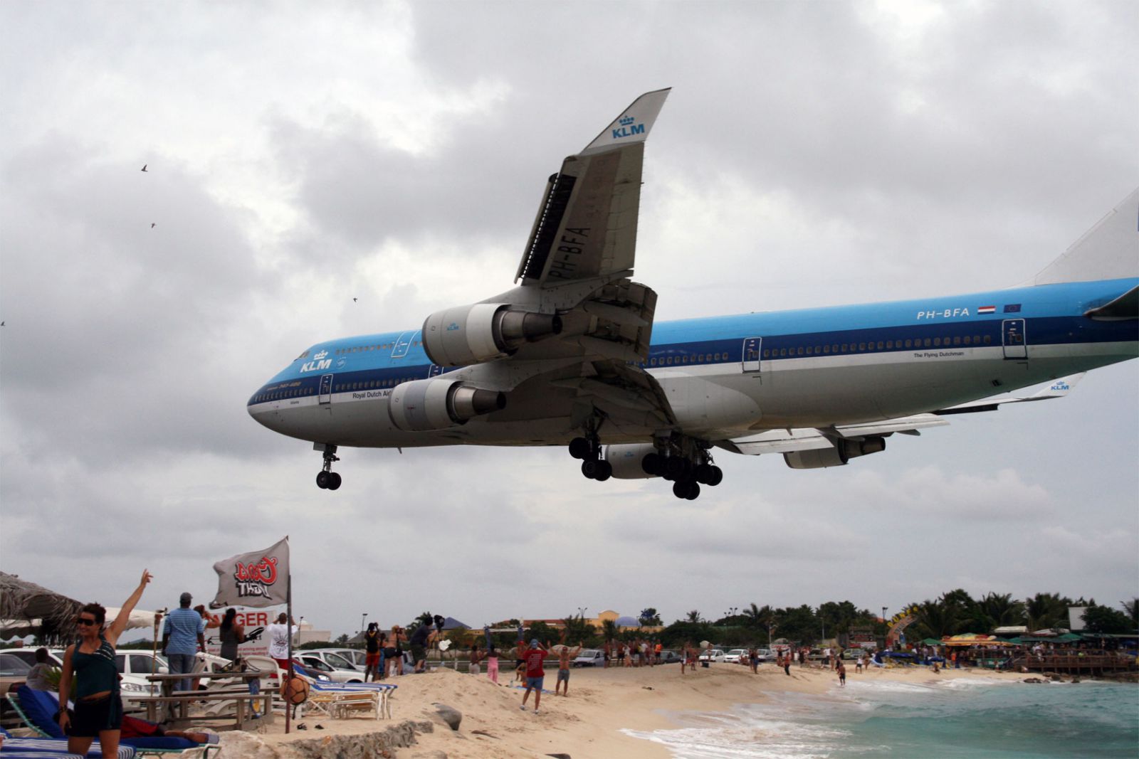 klm-747-landing-over-beach.jpg